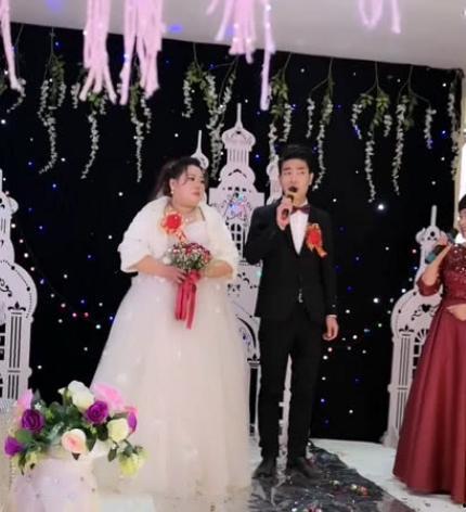 新郎婚礼现场吃瓜视频,这婚结得值！