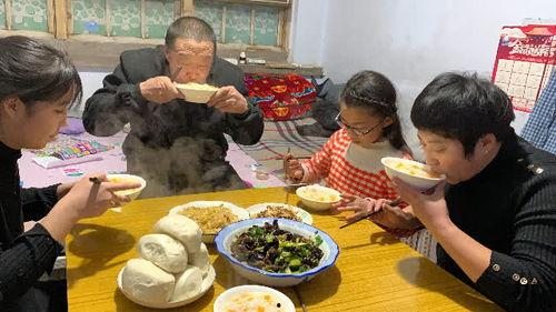 小院围坐吃瓜,围坐共品瓜香时光